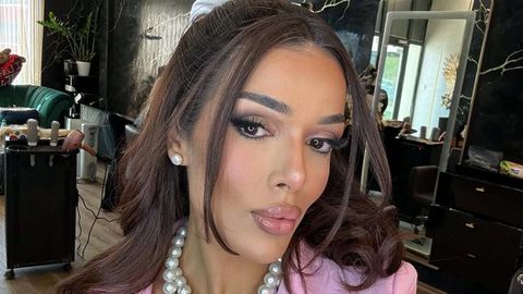 Диона винаги в топ форма винаги секси винаги провокативна