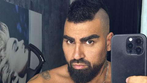 Клип с надпис пее в затвора в който Азис изпълнява