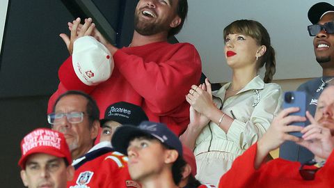 Тейлър Суифт и партньорът ѝ Травис Келс и двамата на