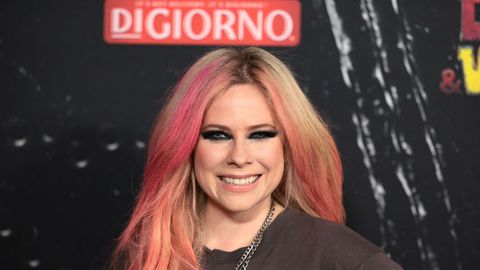 Интернет буквално кипи от дискусии предполага се че истинската Аврил