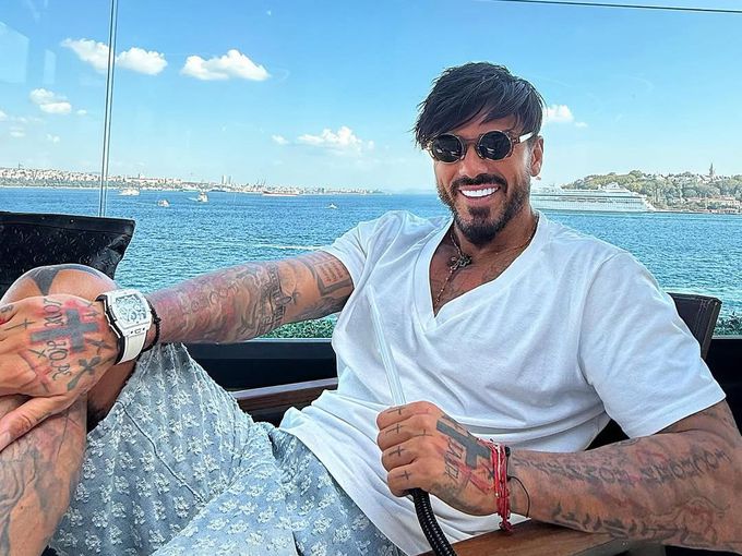 Нещо "легендарно" се крои в Дубай: Благой Георгиев и прочут дубайски брокер замислят дом за любимата? (Снимки)