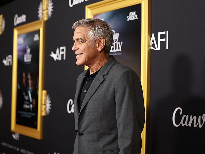 Името на Джордж Клуни изплува в разкрития около мрежата на Джефри Eпстийн, правил секс с негова довереница?