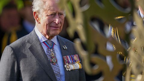 Крал Чарлз беше посрещнат от разгневен протестиращ който поиска отговори