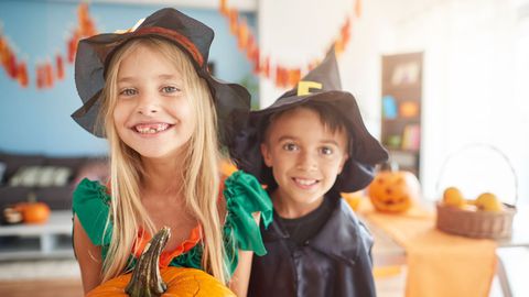 Винаги в края на октомври социалните мрежи буквално гъмжат от