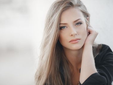 Защо до невероятно красивите жени често стоят съвсем обикновени мъже - неочакваната истина от психолог