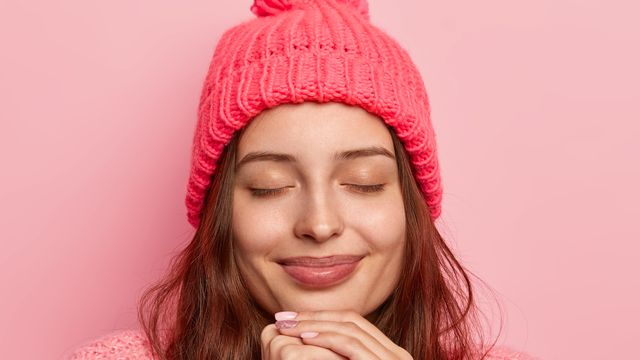 Жена със зимна шапка