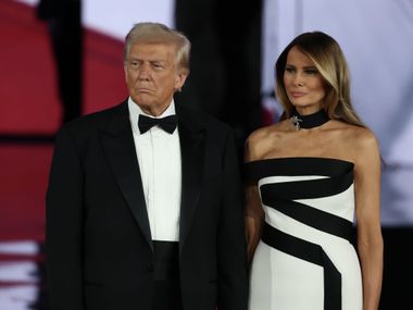 Експерти: Какво е прошепнала Мелания в ухото на Тръмп?