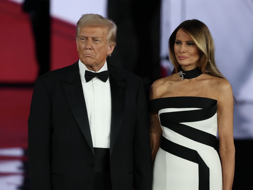 Експерти: Какво е прошепнала Мелания в ухото на Тръмп?