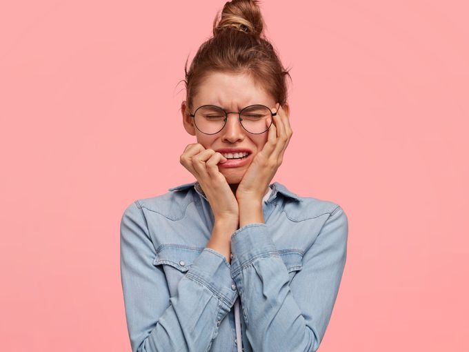 Защо стискаме здраво челюстите си, когато сме тревожни и стресирани