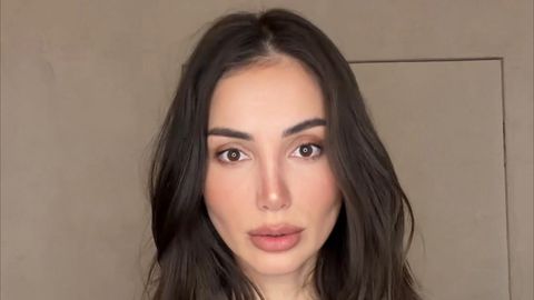 Алекс Богданска и нейна приятелка възкликват въодушевено Бъдете готови за