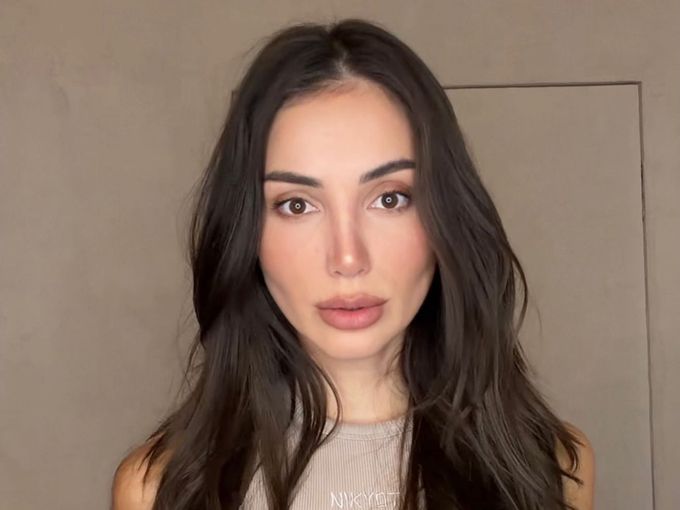 Алекс Богданска на 32: бутикова торта, ултра секси визия и огромна тава пържени картофки (Снимки)