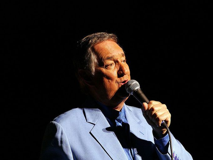 Почина американският певец Нийл Седака