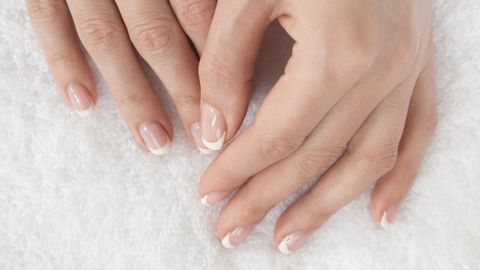 Омръзнал ви е класическият френски маникюр но не искате да