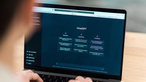 Създателите на ChatGPT променят начина по който чатботът реагира на
