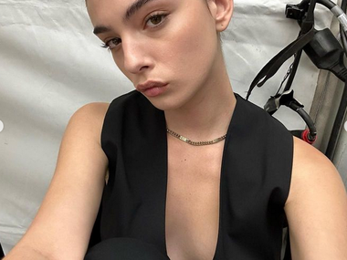 Дева Касел надмина майка си по сексапил (снимки)