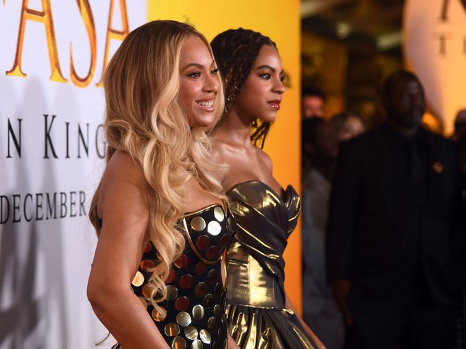 Умалено копие на Бионсе: Блу Айви блесна до баба си Тина Ноулс на благотворително събитие (Снимки и Видео)