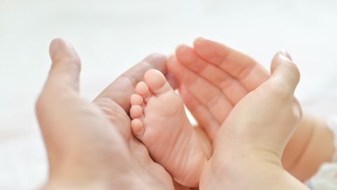 Ако забележите зачервяване или подуване около нокътя на детето си