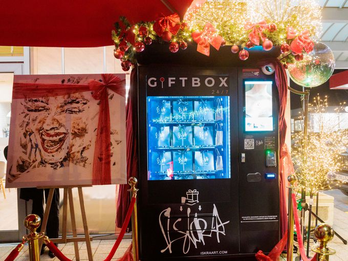 Коледата е възможна с вендинг машината за скъпоценни подаръци от Iskra Art