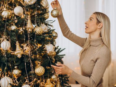 Коледна елха 2025: Как да я украсим, за да привлечем богатство в дома