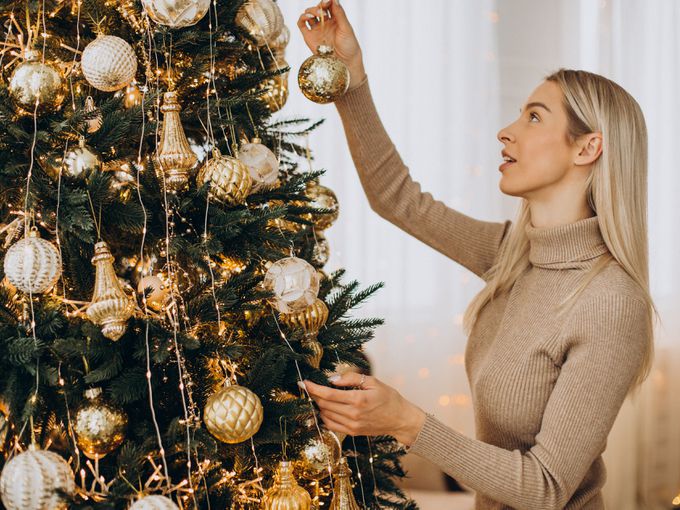 Коледна елха 2025: как да я украсим, за да привлечем богатство в дома