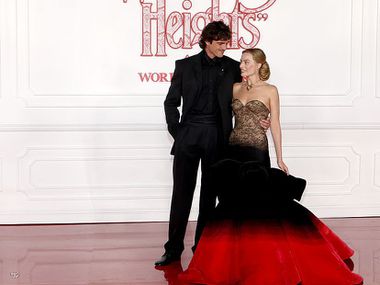 Марго Роби зашемети с емблематично колие на Елизабет Тейлър на премиерата на „Брулени хълмове“ в Лос Анджелис (Снимки)