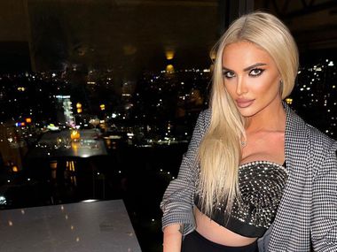 Анита тъне в разкош: Отиде да живее в палат (Снимки)