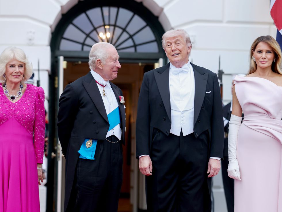 Тръмп в неловка ситуация: Направи нещо с Мелания, което възмути и разсмя обществото (Снимка)