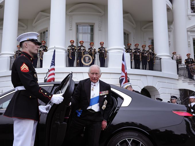 Подаръкът на крал Чарлз III към Тръмп крие неочаквано послание