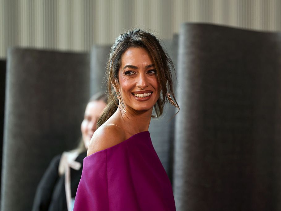 Амал Клуни впечатли с дръзка мини рокля и обеци за 124 000 долара