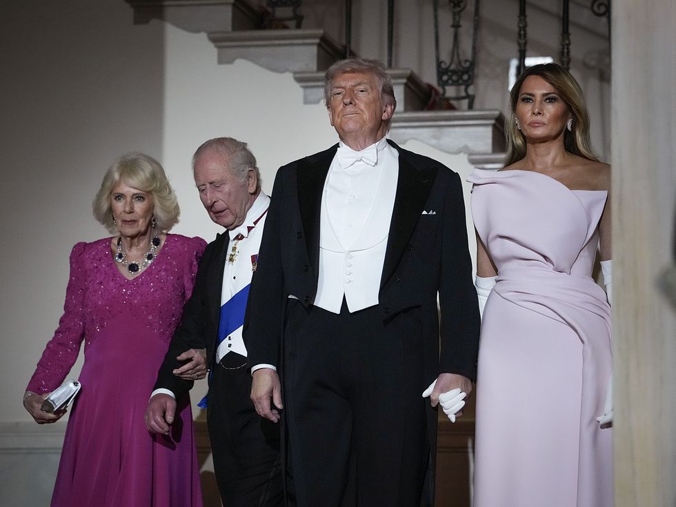 Оприличиха Мелания Тръмп на Джаки Кенеди: Една рокля, която върна класическия блясък на Белия дом (Снимки)