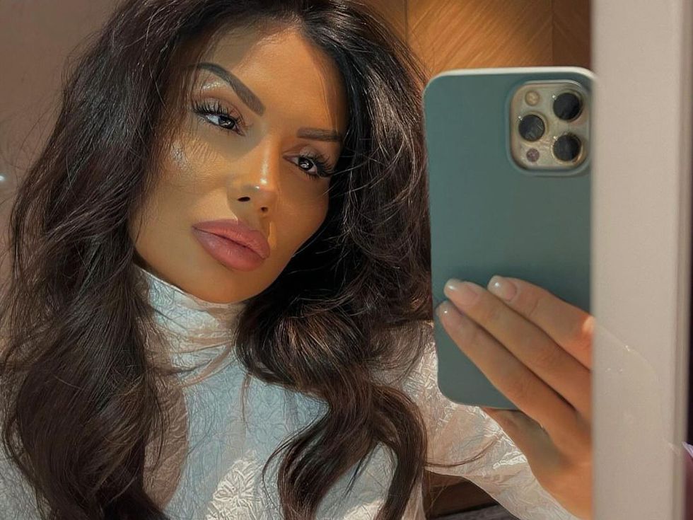 Сериозен гаф: Моника Валериева се показа с три крака (снимка)