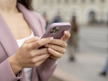 5 признака, че партньорът ви следи през телефона