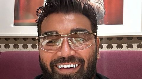 Десетки голи снимки всеки ден получава краля на попфолка Азис Това