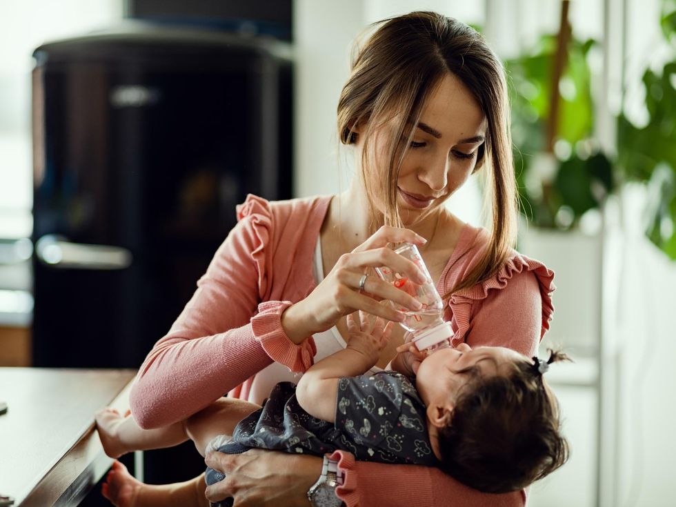 Научете ги, мами: 3 лесни техники за стерилизиране на биберони и шишета