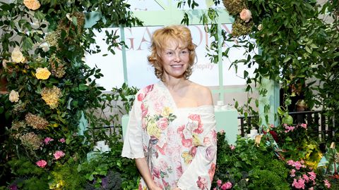 Звездата от Спасители на плажа – прикова вниманието по