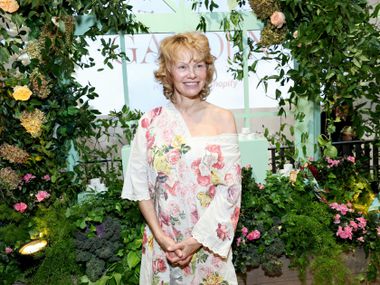 Като горска фея от приказките: Памела Андерсън изуми с ексцентричен фентъзи тоалет на събитие в Ню Йорк (Снимки)