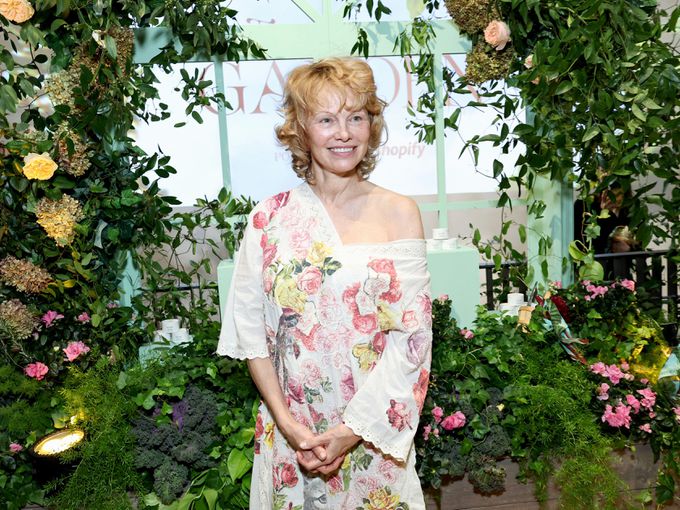 Като горска фея от приказките: Памела Андерсън изуми с ексцентричен фентъзи тоалет на събитие в Ню Йорк (Снимки)