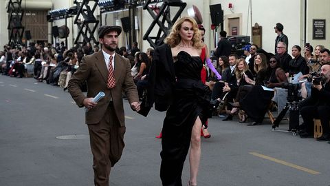 58 годишната актриса Никол Кидман привлече всеобщото внимание откривайки престижното модно