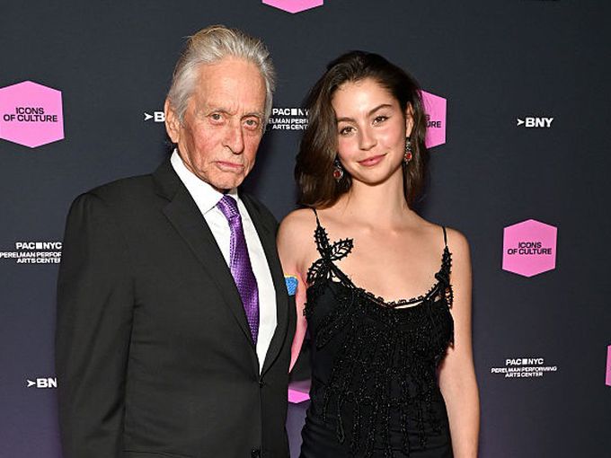 Майкъл Дъглас позира с дъщеря си Карис: Наследила е красотата на Катрин Зита-Джоунс