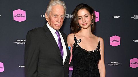 Холивудската звезда се появи с дъщеря си в Ню Йорк