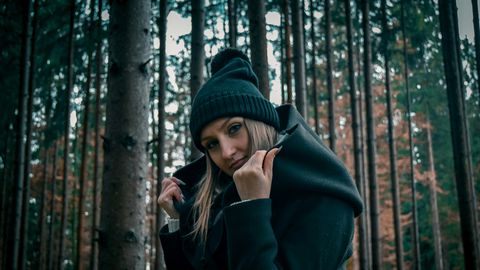 Луната е в Телец което подчертава теми като стабилност сетивни