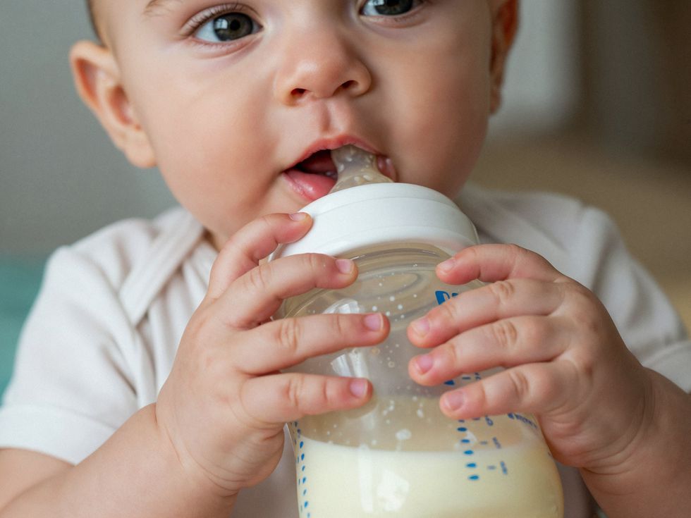 Как да разберете дали адаптираното мляко е подходящо за вашето бебе и кога е опасно