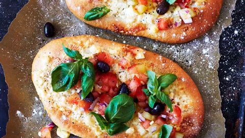 Необходими продукти Тесто за пица25 г мая250 мл вода1 с