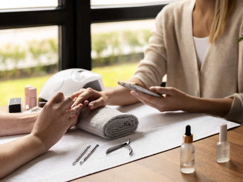 Лунен календар за маникюр за февруари 2026: Кога е най-добре да си запишете час