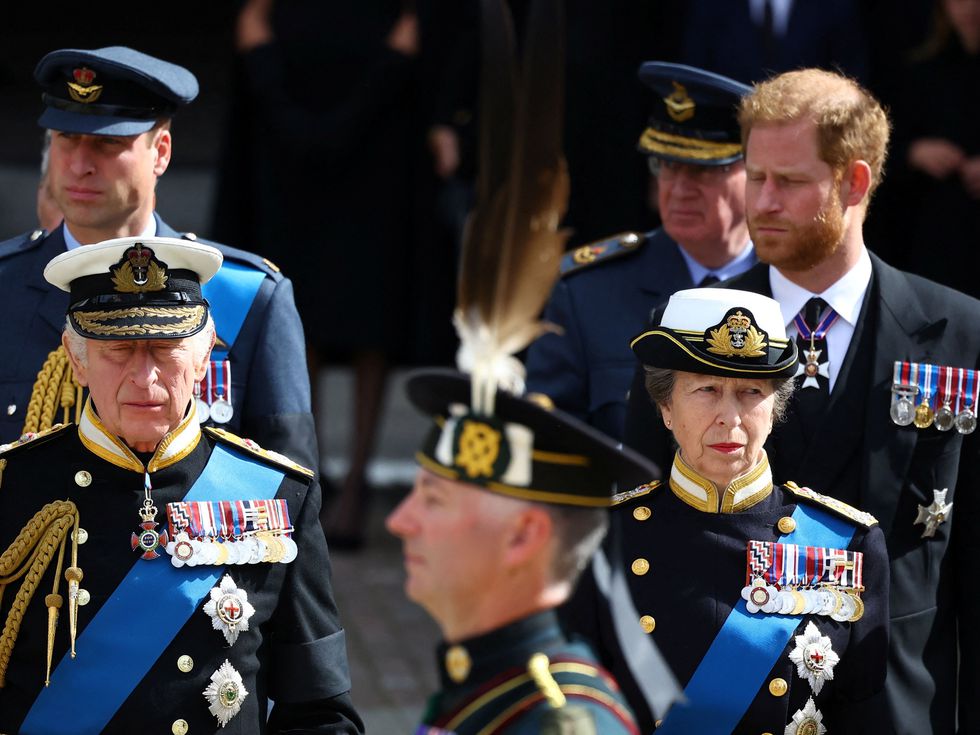 Ще подаде ли ръка крал Чарлз? Принц Хари чака знак от баща си за помирение в Сандрингам