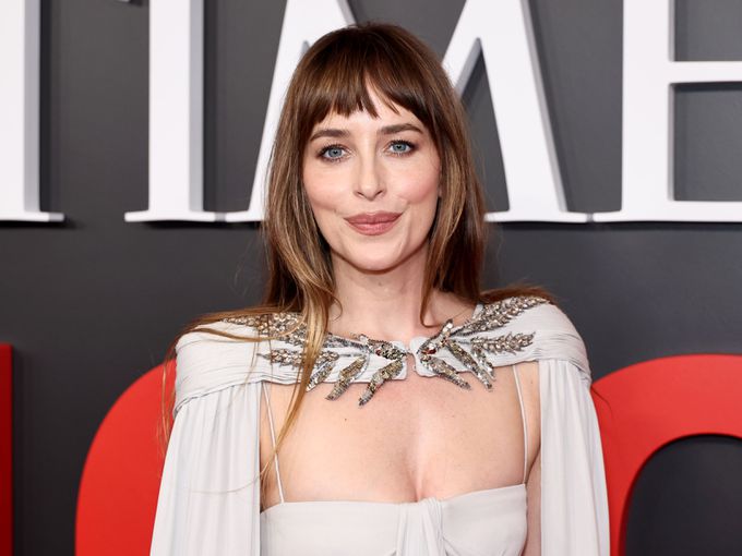 Неочаквана трансформация: Дакота Джонсън стана блондинка и изглежда неузнаваема (Снимки)