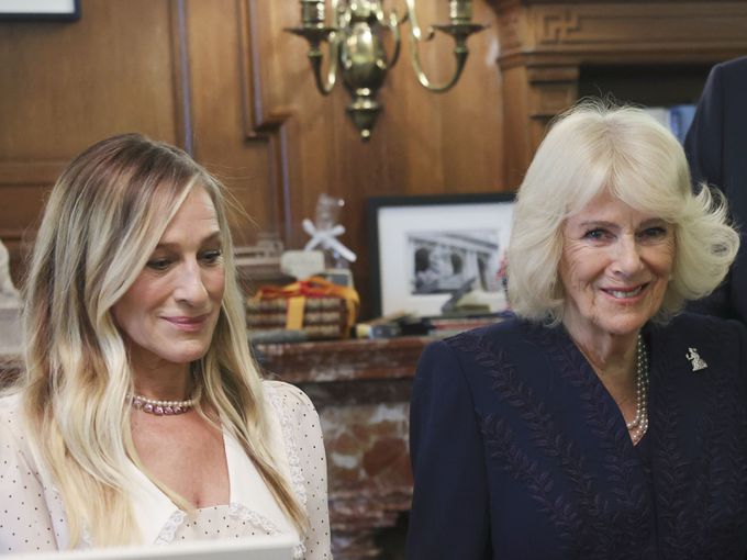 Блясък, кауза и един спорен диамант: Крал Чарлз и кралица Камила посрещнаха звезди, сред които Анна Уинтур и Сара Джесика Паркър (Снимки)