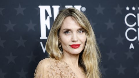 Холивудската звезда Анджелина Джоли днес става на 50 Годините не