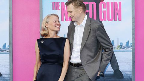 Романсът между звездите от Голо оръжие продължава и извън екрана