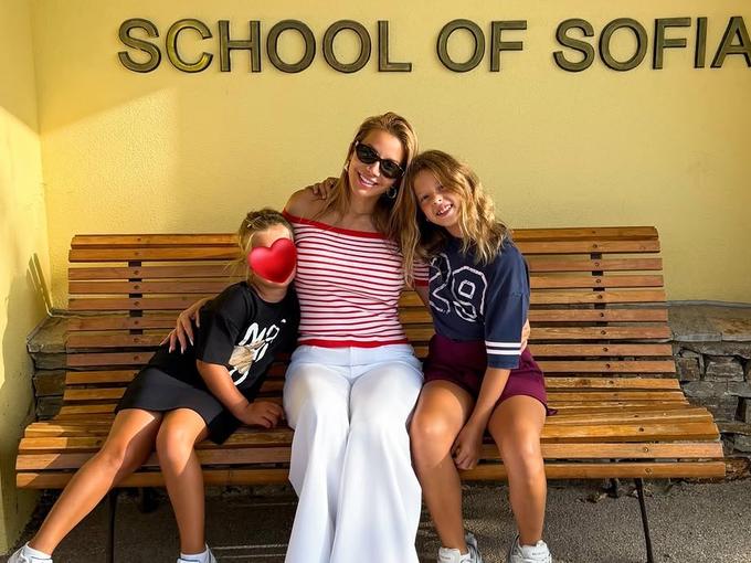 Емилия изпрати децата си на училище още през август